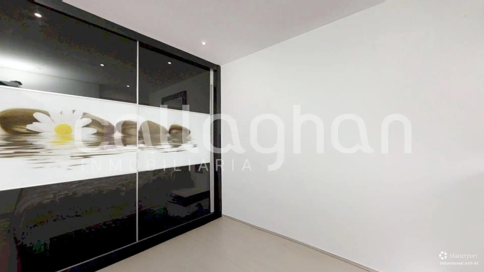 Flat for sale in Valencia  with Air Conditioner, Heating and Furnished