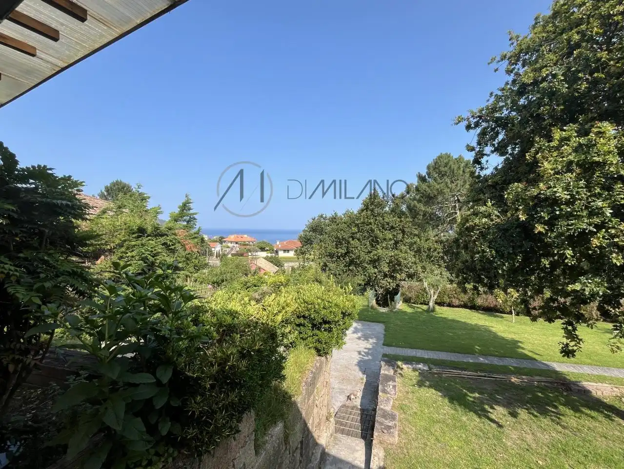 Vista exterior de Casa o xalet en venda en Nigrán amb Calefacció, Jardí privat i Terrassa