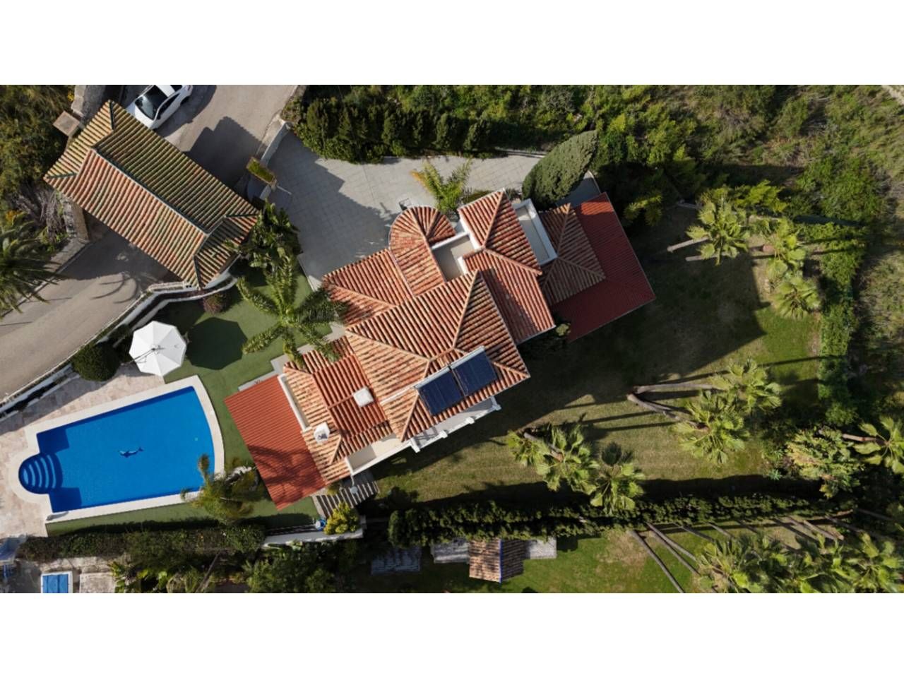 Vista exterior de Casa o xalet de lloguer en Estepona amb Aire condicionat, Calefacció i Jardí privat