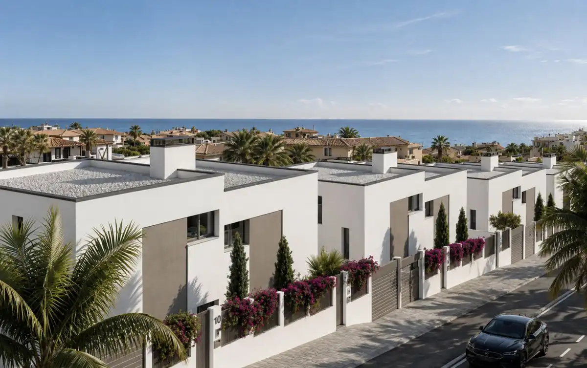 Vista exterior de Casa o xalet en venda en Manilva amb Aire condicionat, Jardí privat i Terrassa