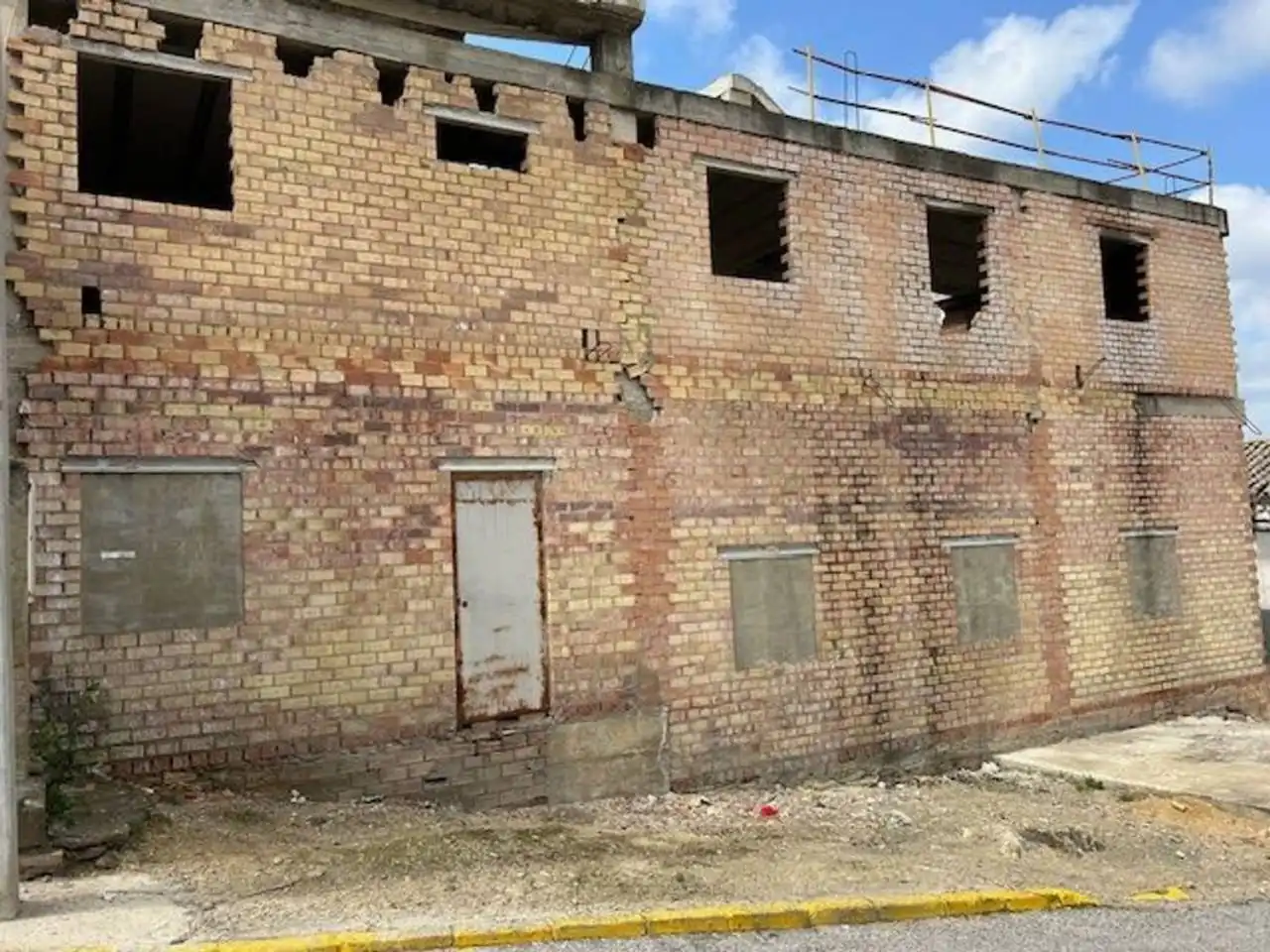 Vista exterior de Edifici en venda en Aznalcóllar