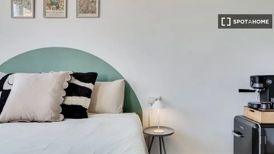 Bedroom of Flat for share in Nou Barris