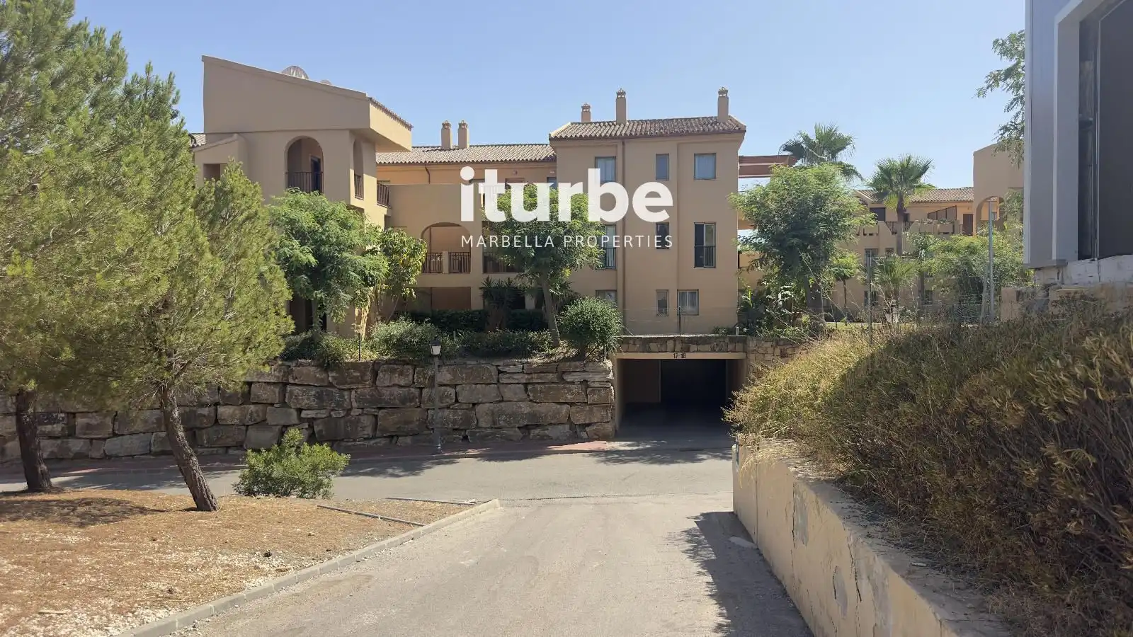 Exterior view of Flat for rent in Benahavís  with Air Conditioner, Terrace and Swimming Pool
