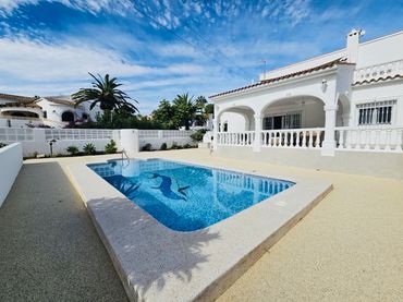 Detached house with balcony for sale in Puerto
