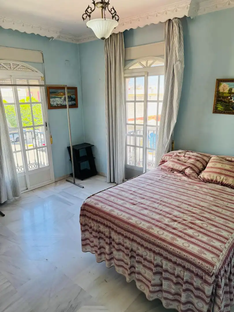 Dormitori de Casa adosada en venda en La Rinconada amb Aire condicionat, Jardí privat i Terrassa