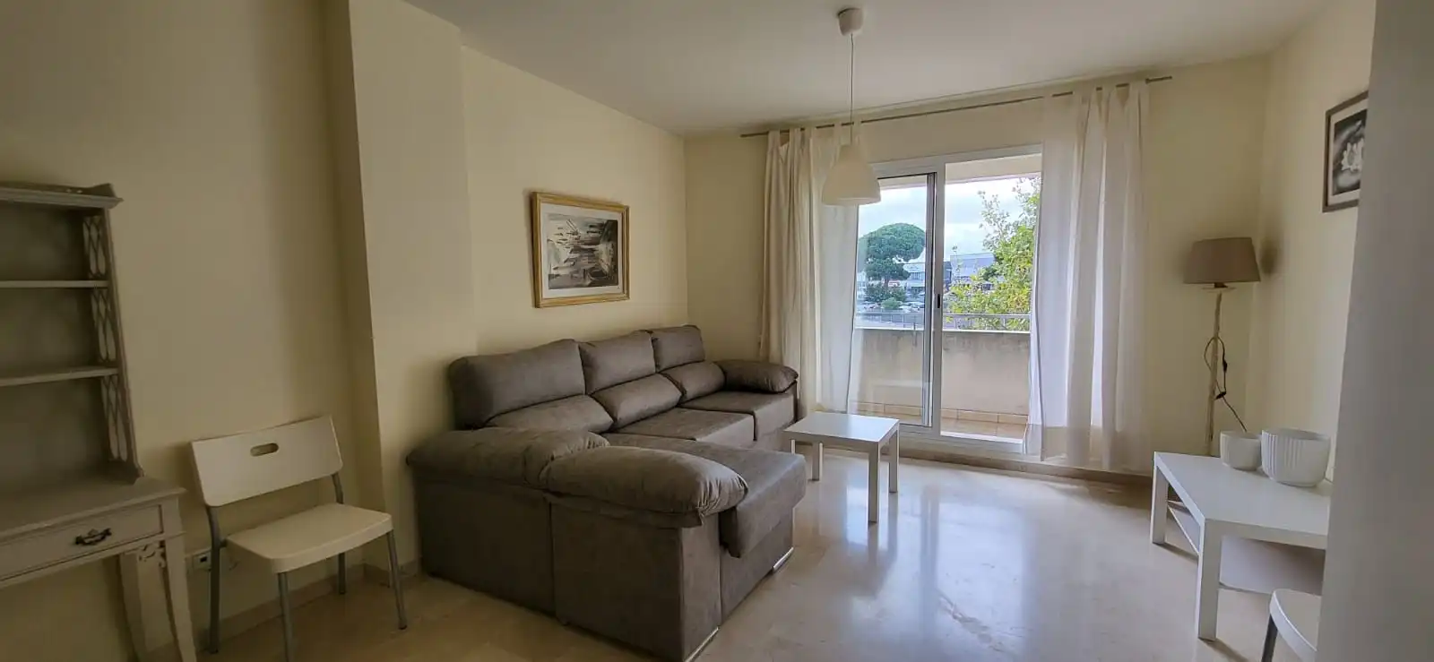 Living room of Flat for rent in Algeciras  with Terrace, Furnished and Community pool