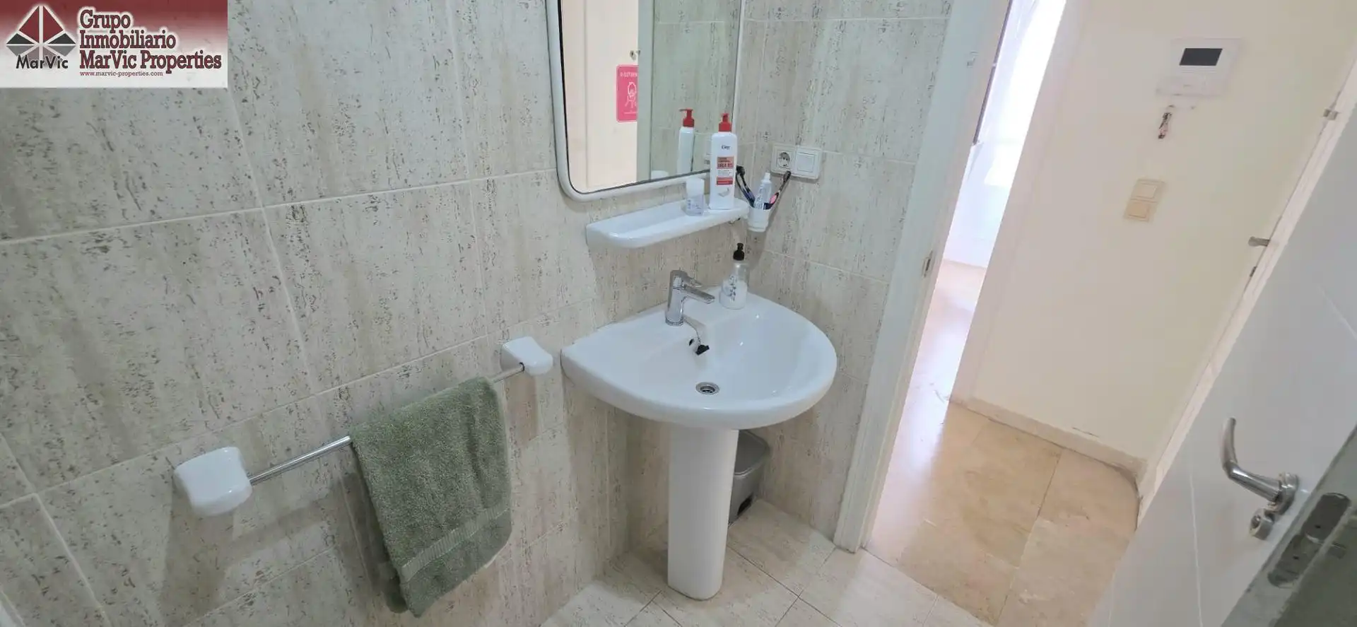 Bathroom of Flat for sale in Benidorm  with Furnished and Community pool