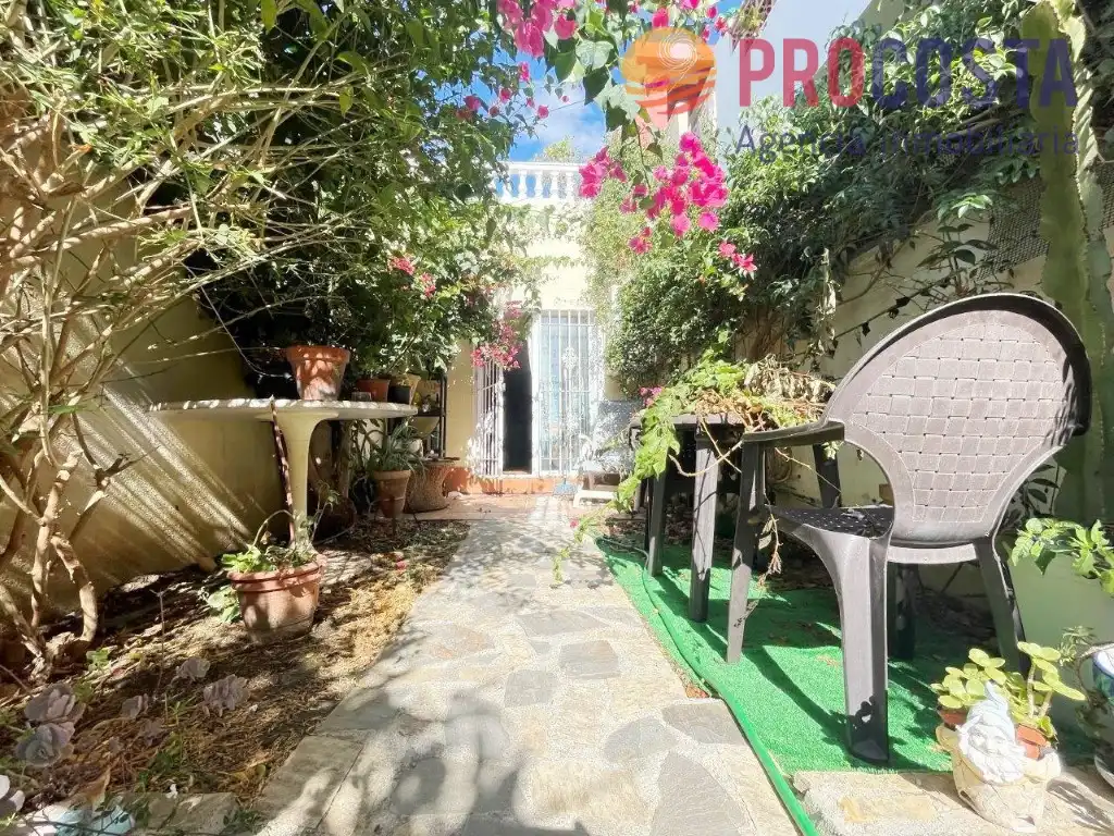 Vista exterior de Casa adosada en venta en Almuñécar con Terraza