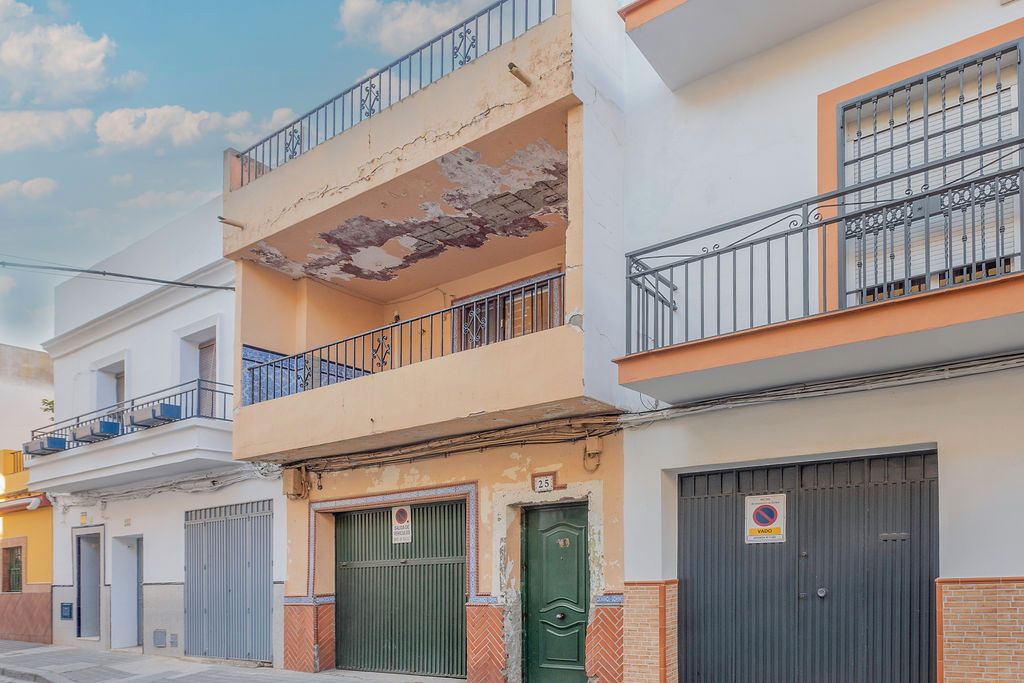 Exterior view of Single-family semi-detached for sale in  Sevilla Capital