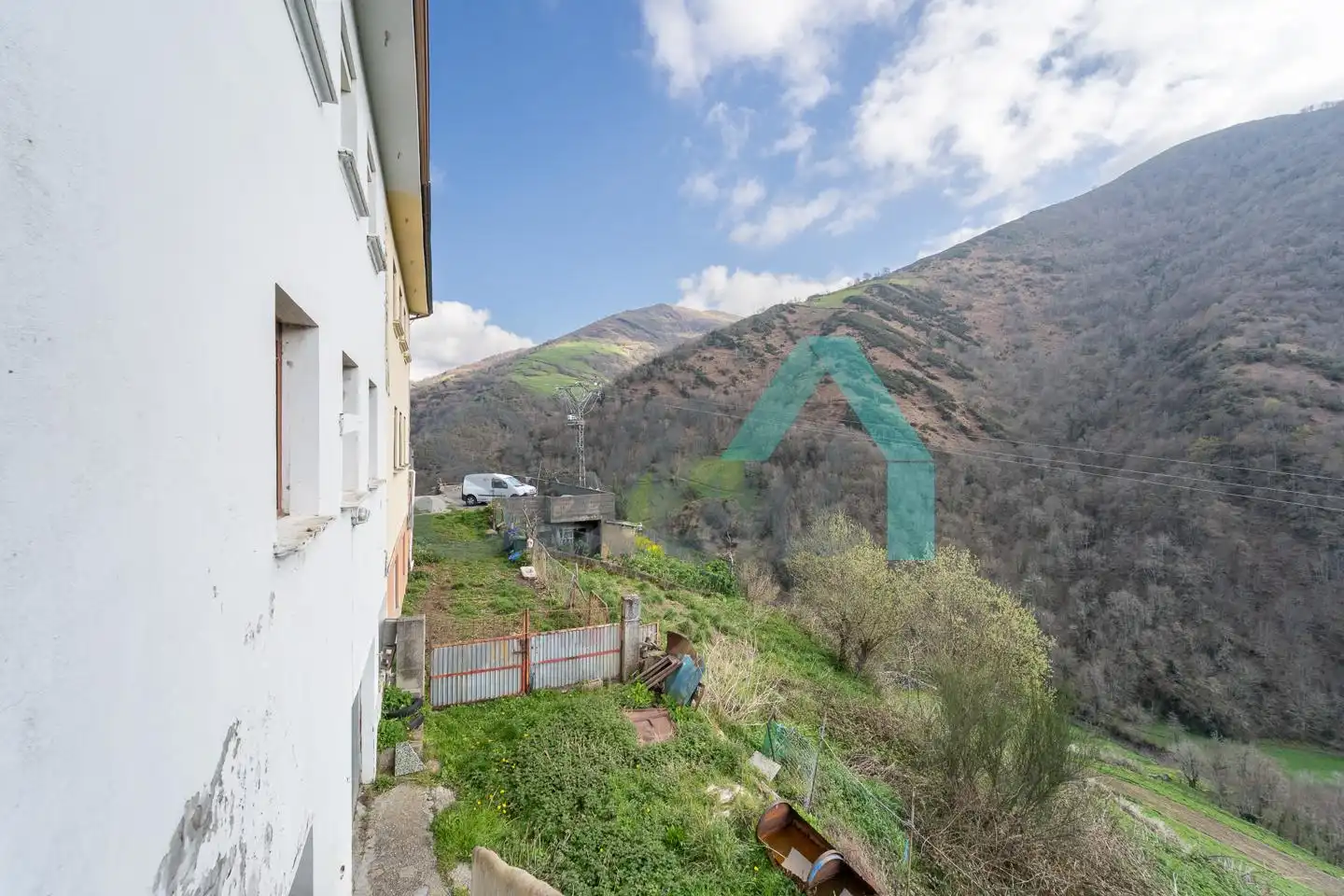 Vista exterior de Casa adosada en venda en Cangas del Narcea amb Calefacció, Jardí privat i Terrassa