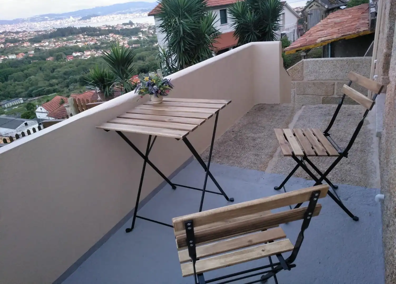 Terraza de Casa o chalet de alquiler en Cangas  con Calefacción, Jardín privado y Amueblado