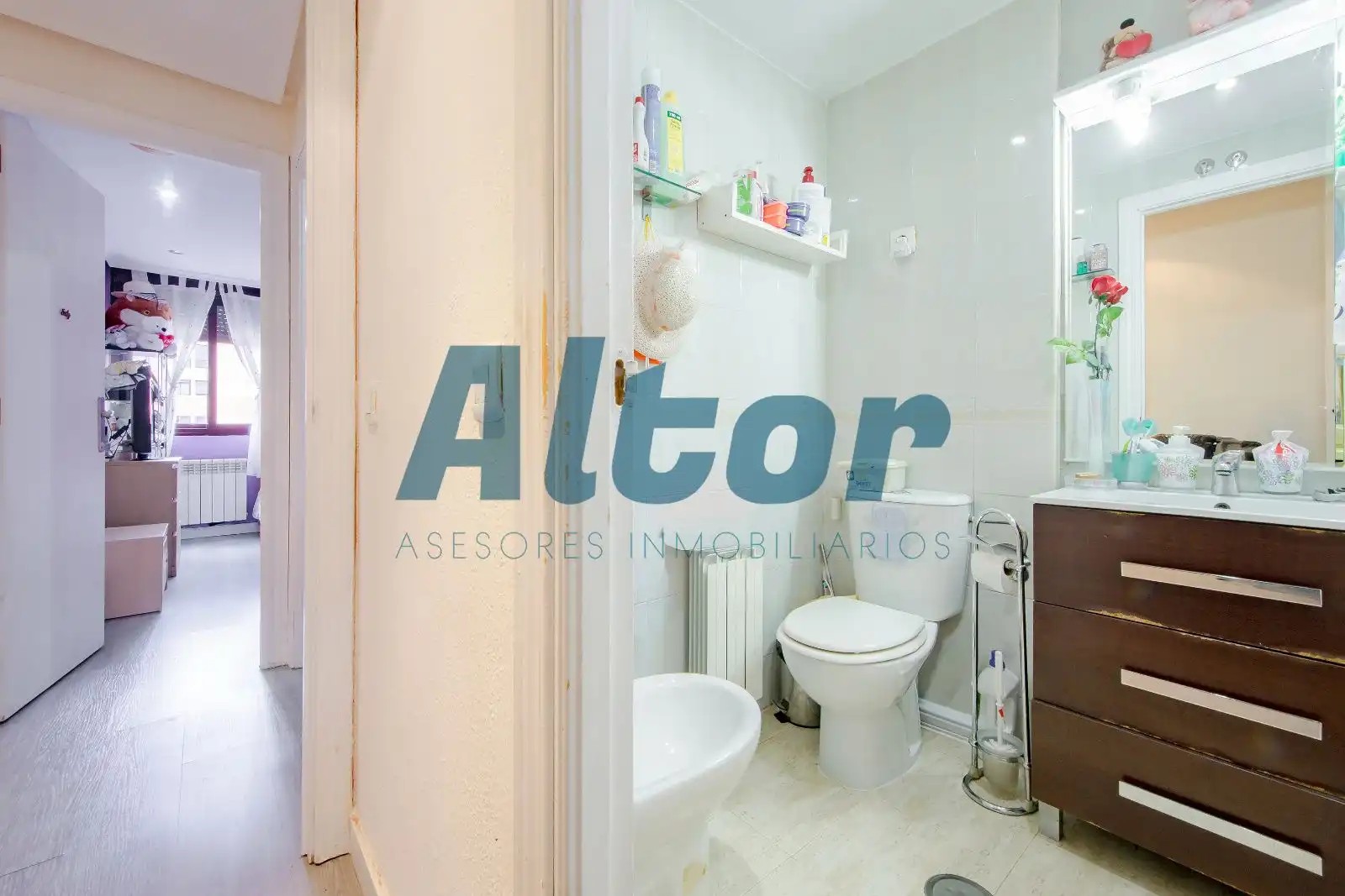 Bathroom of Flat for sale in Madrid  with Air Conditioner, Heating and Storage room