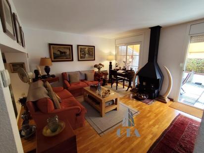 Living room of Single-family semi-detached for sale in Sant Cugat del Vallès  with Terrace, Swimming Pool and Balcony