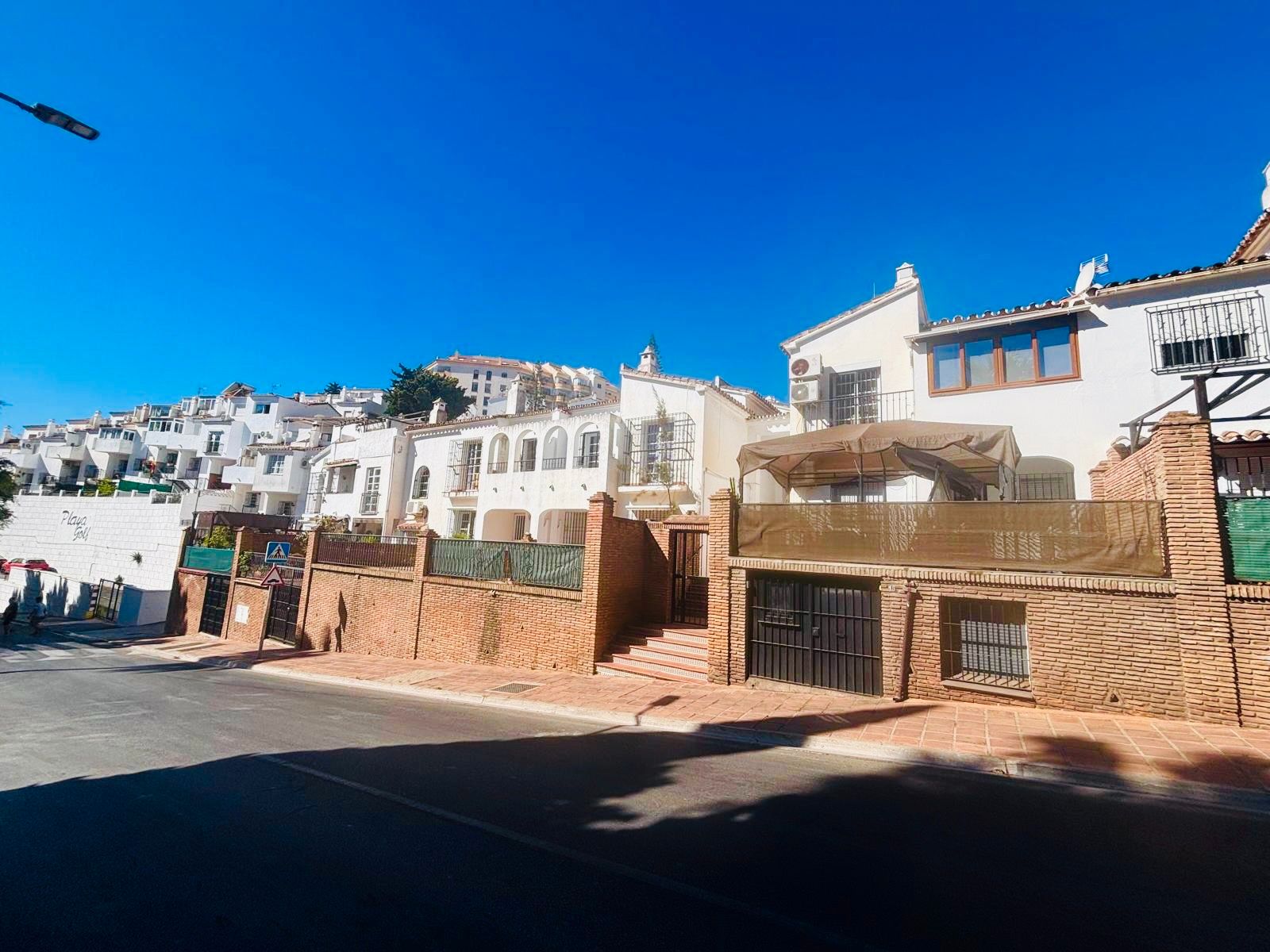 Vista exterior de Casa adosada en venda en Benalmádena amb Aire condicionat, Terrassa i Moblat