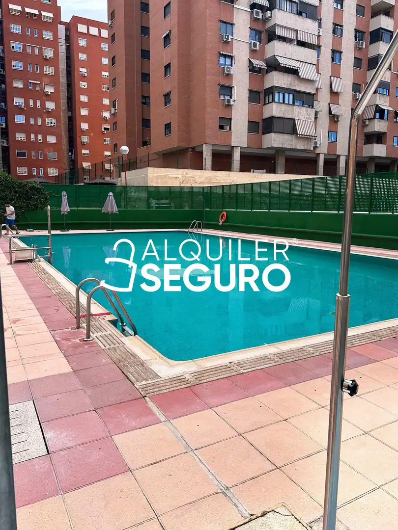 Piscina de Pis de lloguer en Madrid amb Aire condicionat, Calefacció i Traster