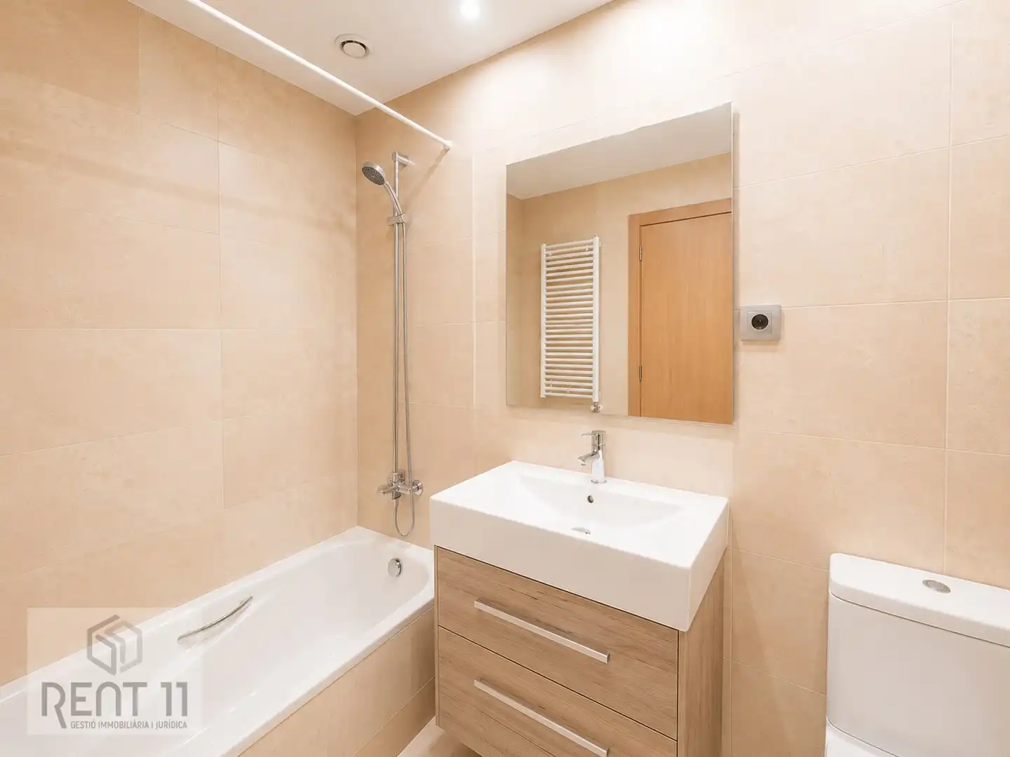 Bathroom of Flat for sale in Girona  with Air Conditioner, Heating and Terrace