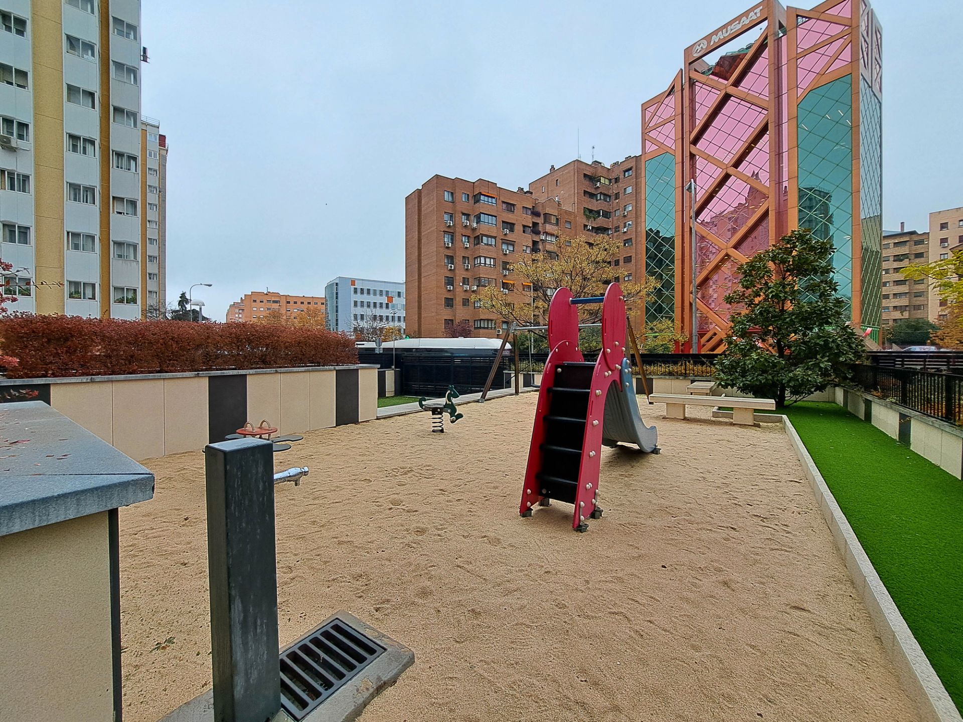 Vista exterior de Àtic en venda en  Madrid Capital amb Aire condicionat, Calefacció i Parquet