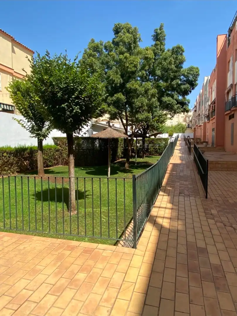 Jardín de Dúplex de alquiler en Dos Hermanas con Aire acondicionado, Calefacción y Parquet