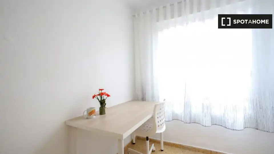 Habitación de Piso de alquiler en Valencia con Aire acondicionado, Calefacción y Amueblado