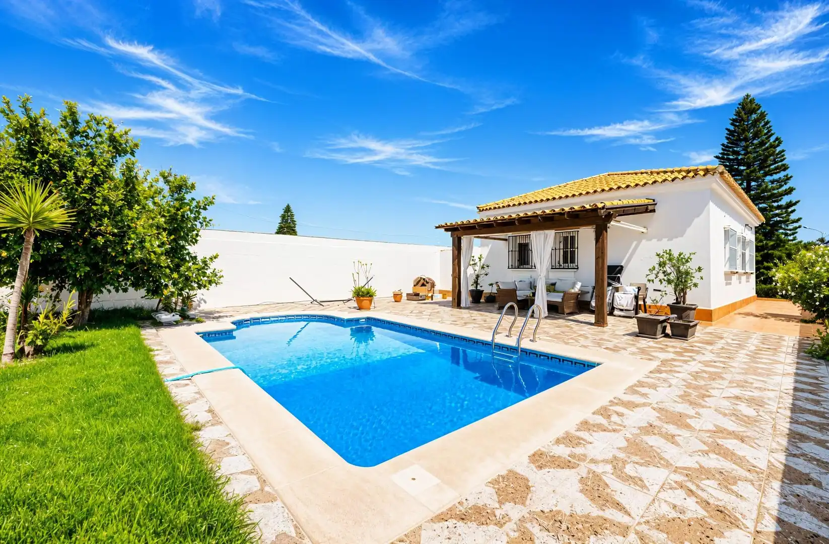 Chalet con piscina en venta en Los Gallos