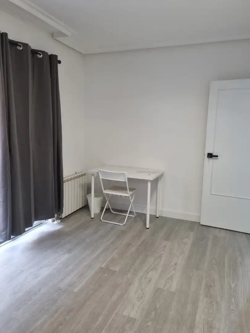 Habitación de Piso para compartir en Ávila con Calefacción, Parquet y Amueblado