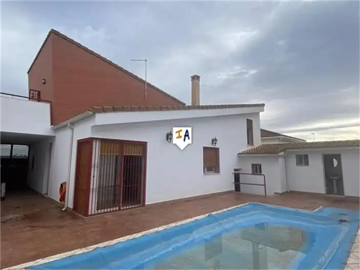 Außenansicht von Einfamilien-Reihenhaus zum Verkauf in Íllora mit Terrasse, Abstellraum und Schwimmbad