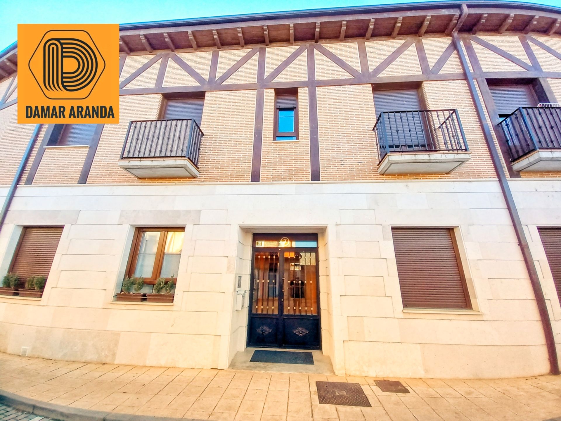 Vista exterior de Piso en venta en Fresnillo de las Dueñas con Calefacción, Jardín privado y Parquet