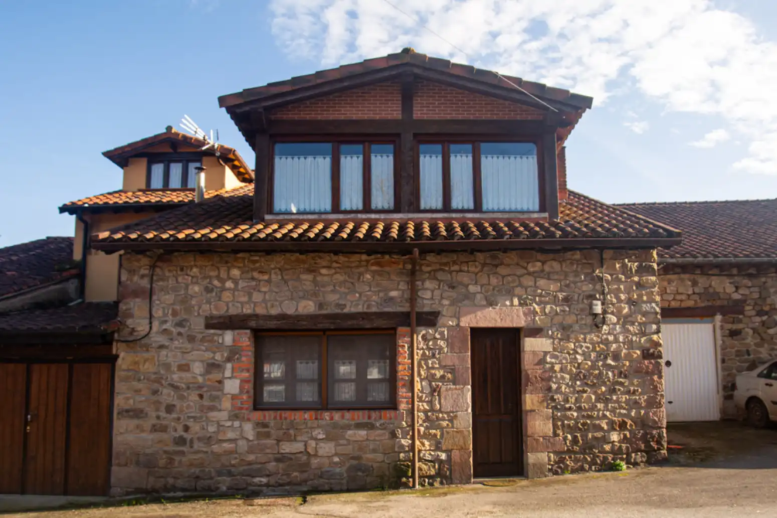 Außenansicht von Einfamilien-Reihenhaus zum Verkauf in Ruente mit Heizung, Terrasse und Balkon
