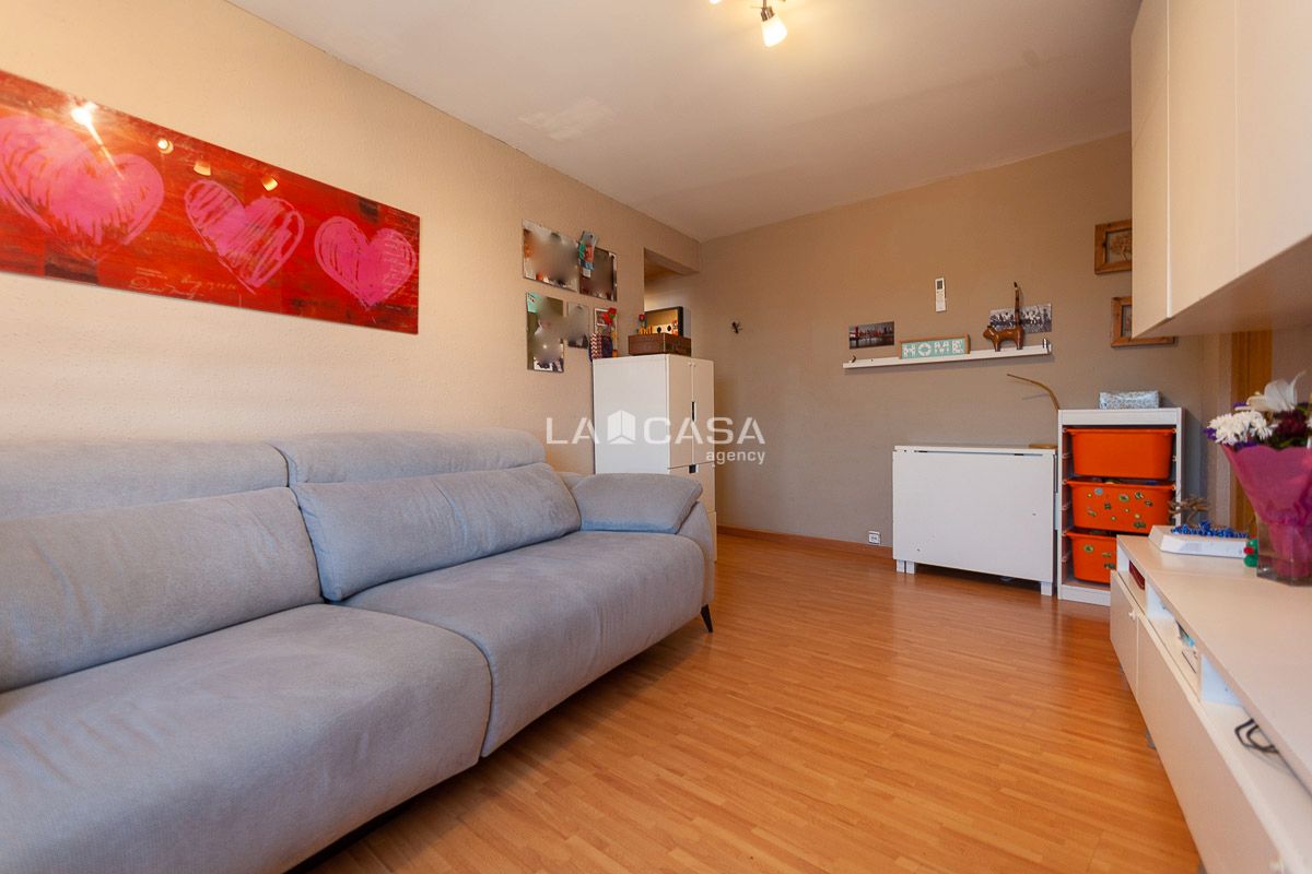 Sala d'estar de Pis en venda en L'Hospitalet de Llobregat amb Aire condicionat, Calefacció i Parquet