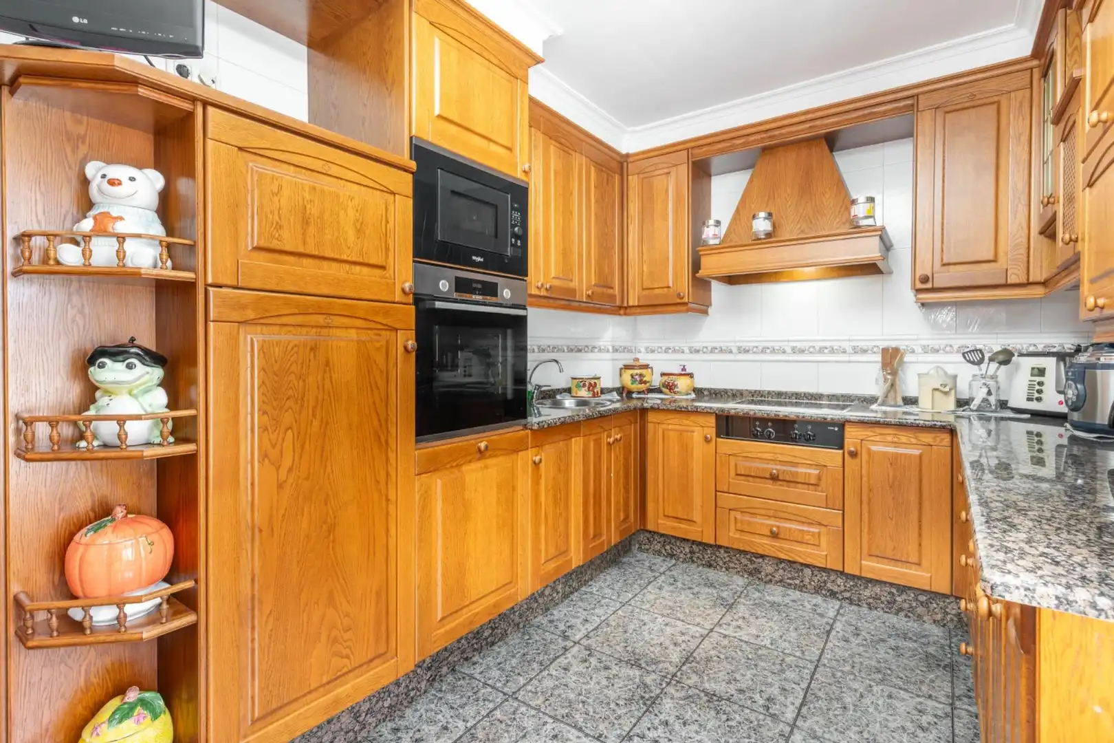 Cuina de Casa o xalet en venda en Muros de Nalón amb Calefacció, Jardí privat i Terrassa