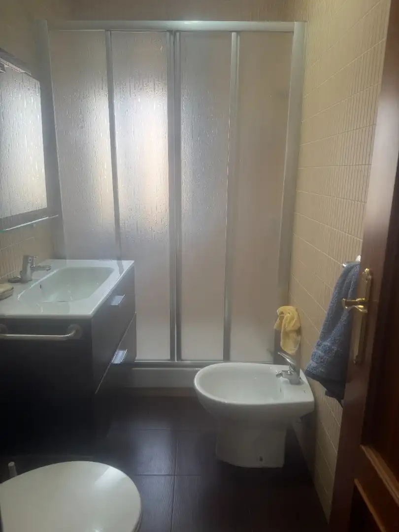 Bathroom of Flat for sale in Sevilla  with Air Conditioner, Terrace and Storage room