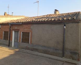 Vista exterior de Casa o xalet en venda en San Román de Hornija amb Jardí privat, Terrassa i Traster