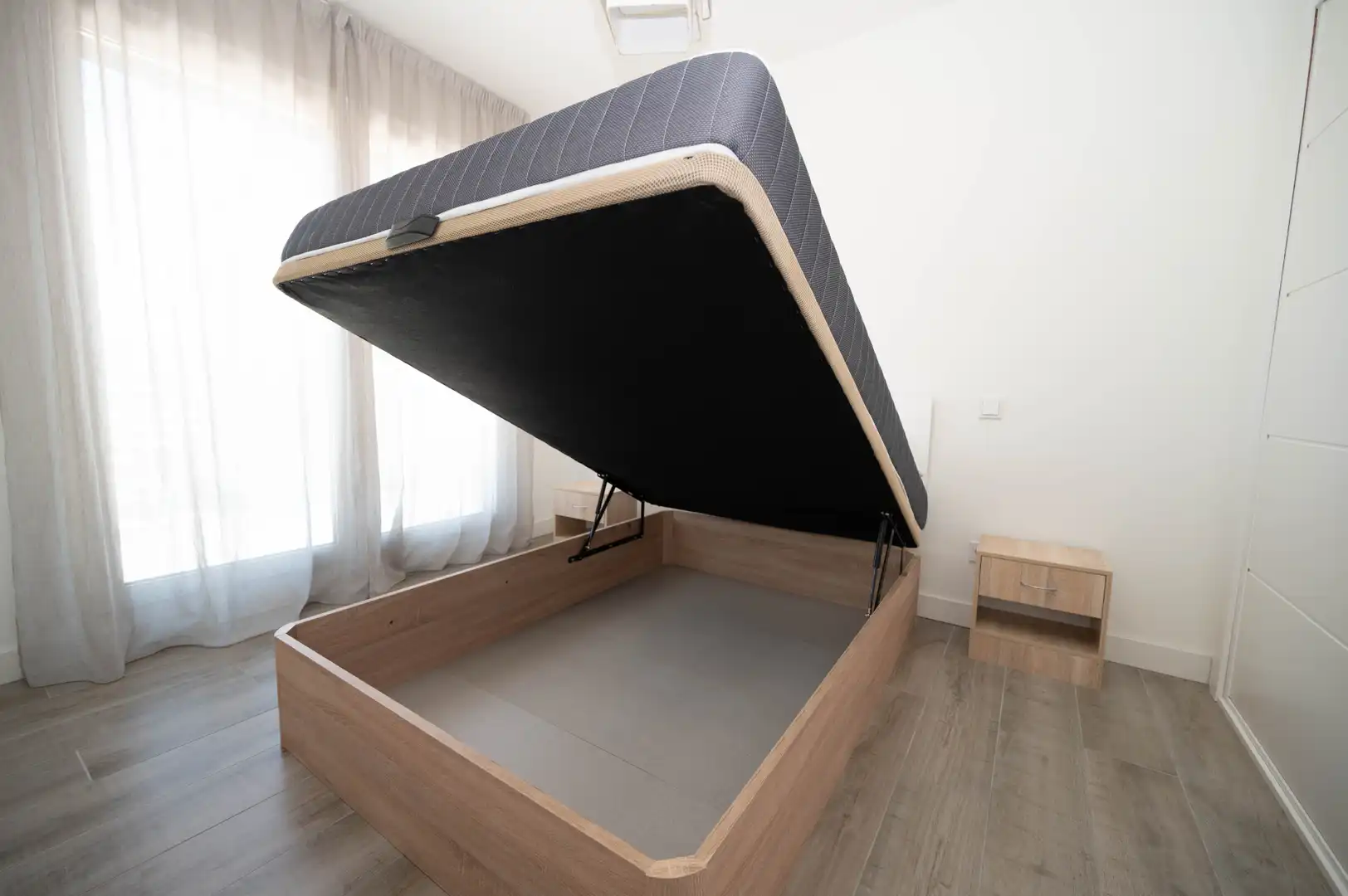 Dormitori de Apartament de lloguer en Madrid amb Aire condicionat, Calefacció i Traster