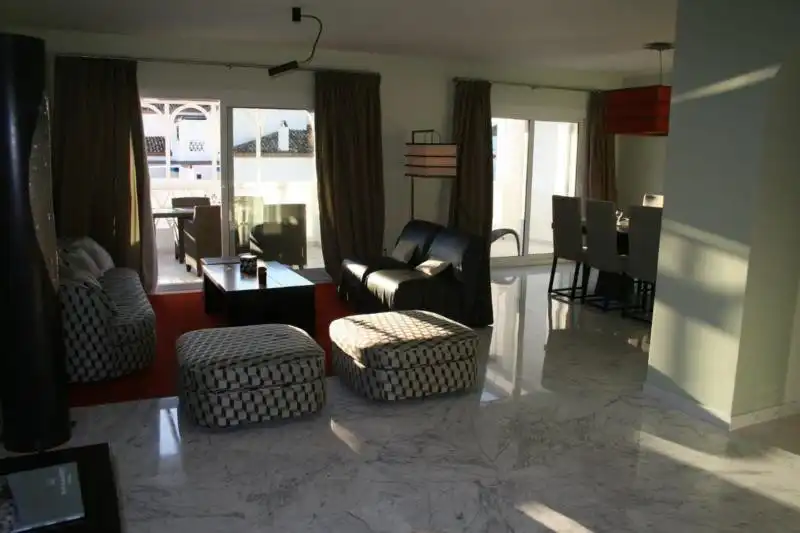Sala de estar de Ático en venta en Marbella con Aire acondicionado, Terraza y Trastero