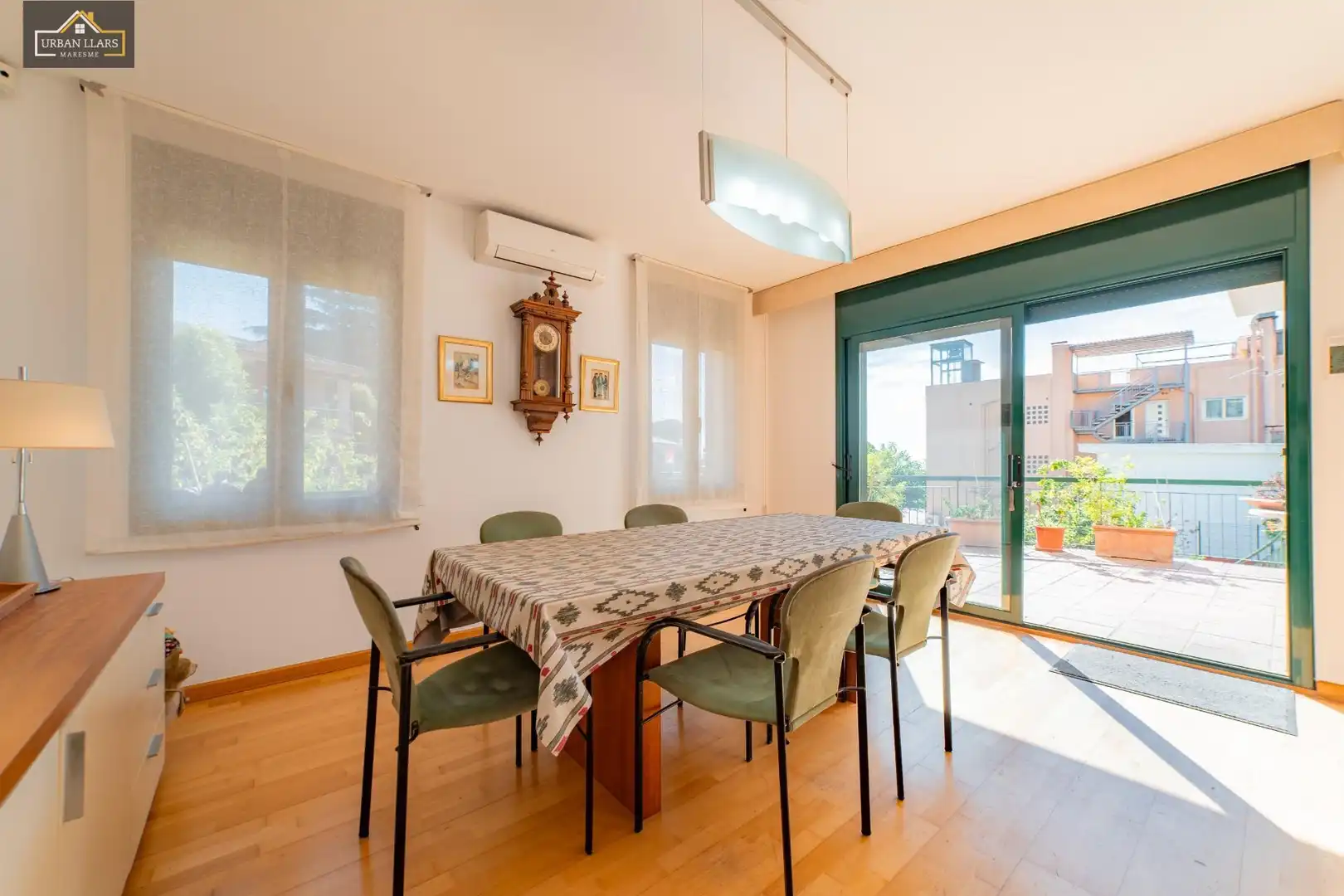 Comedor de Casa o chalet en venta en Sant Vicenç de Montalt con Jardín privado, Parquet y Piscina comunitaria