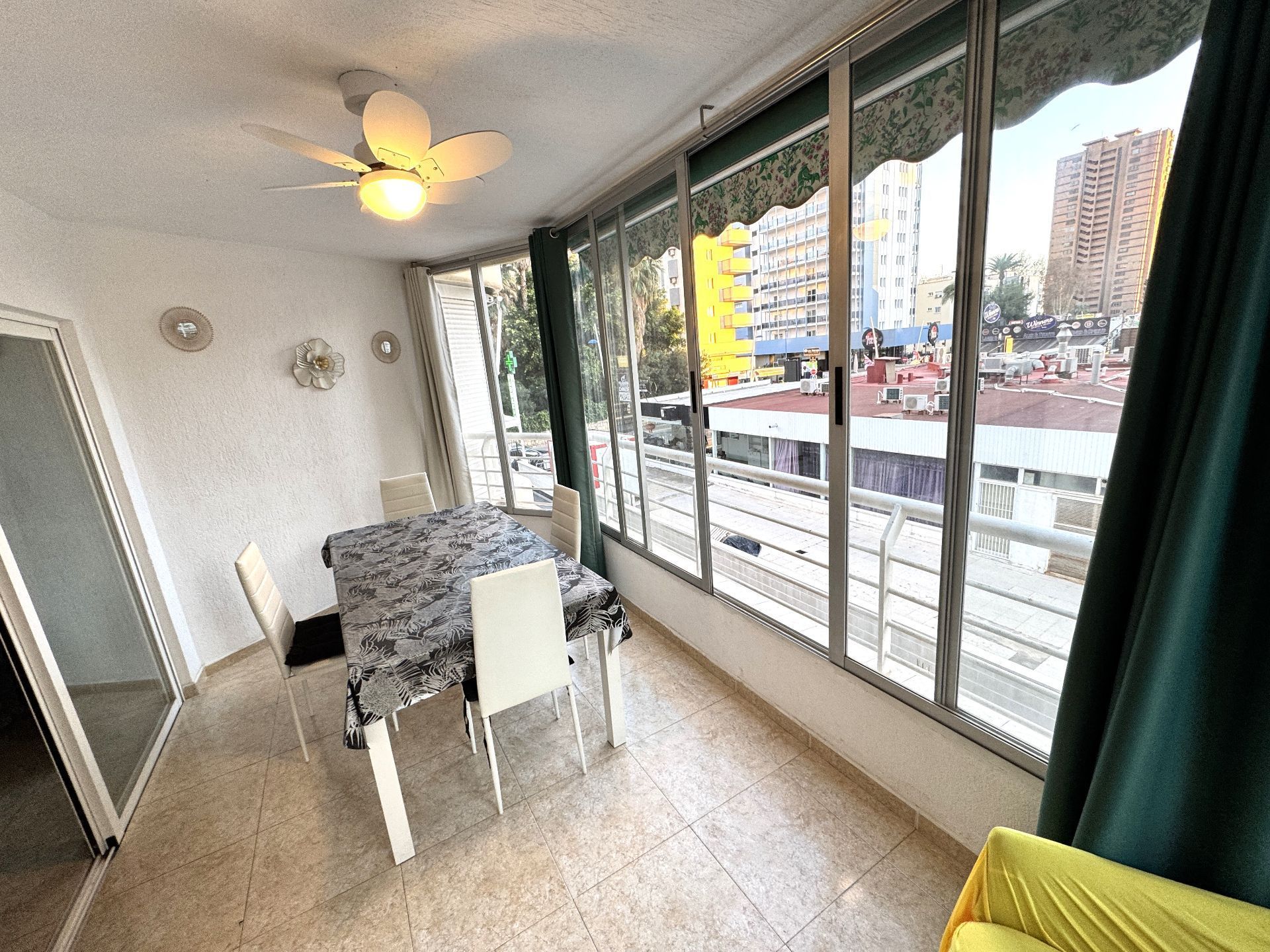 Menjador de Apartament de lloguer en Benidorm amb Aire condicionat, Terrassa i Moblat