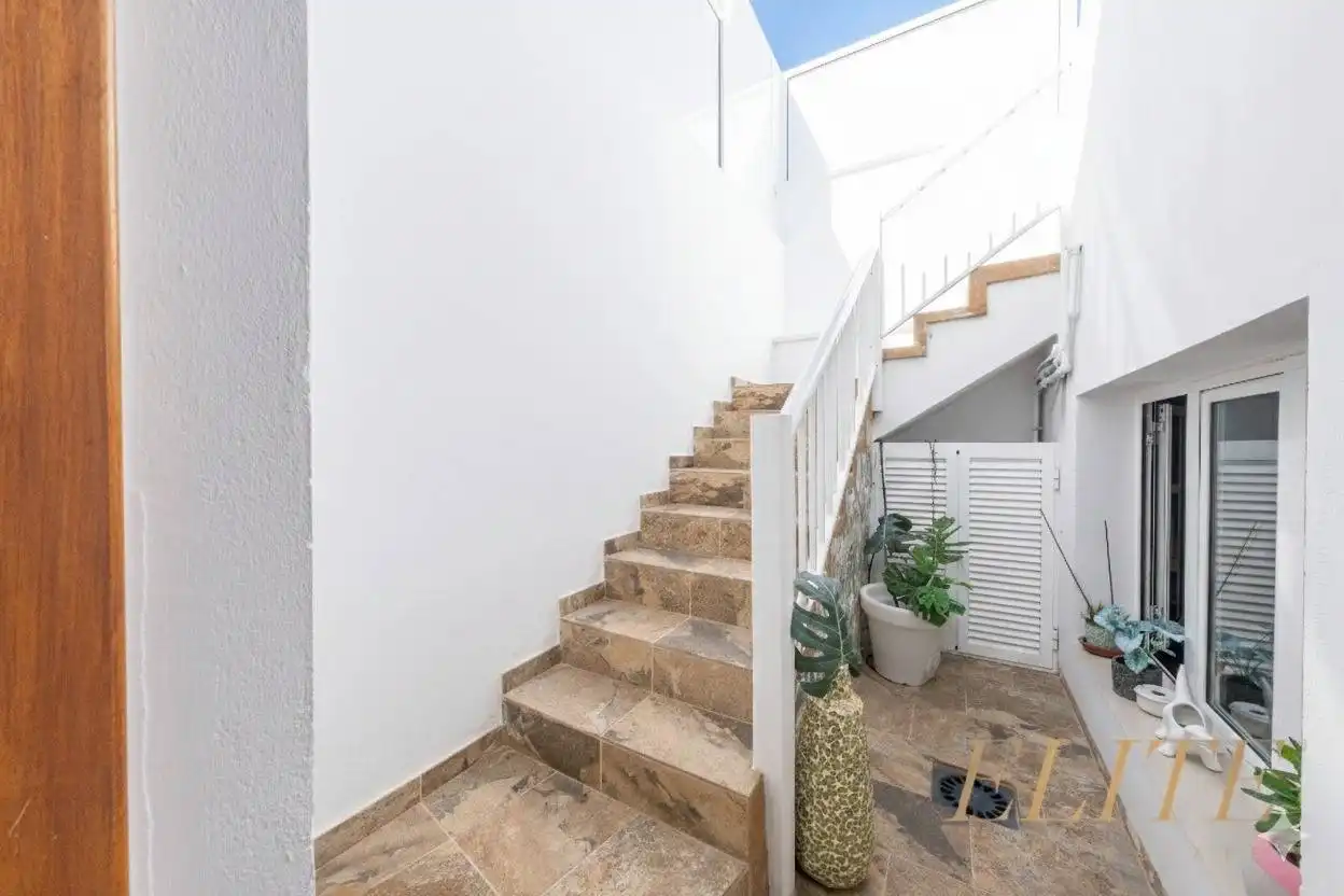 Einfamilien-Reihenhaus zum Verkauf in Mogán mit Klimaanlage, Heizung und Terrasse