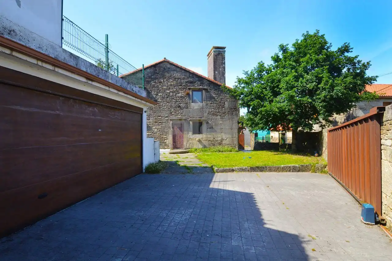 Vista exterior de Casa o xalet en venda en Vimianzo amb Calefacció, Jardí privat i Terrassa