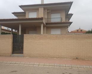 Vista exterior de Casa o xalet en venda en Alcadozo amb Jardí privat, Terrassa i Moblat