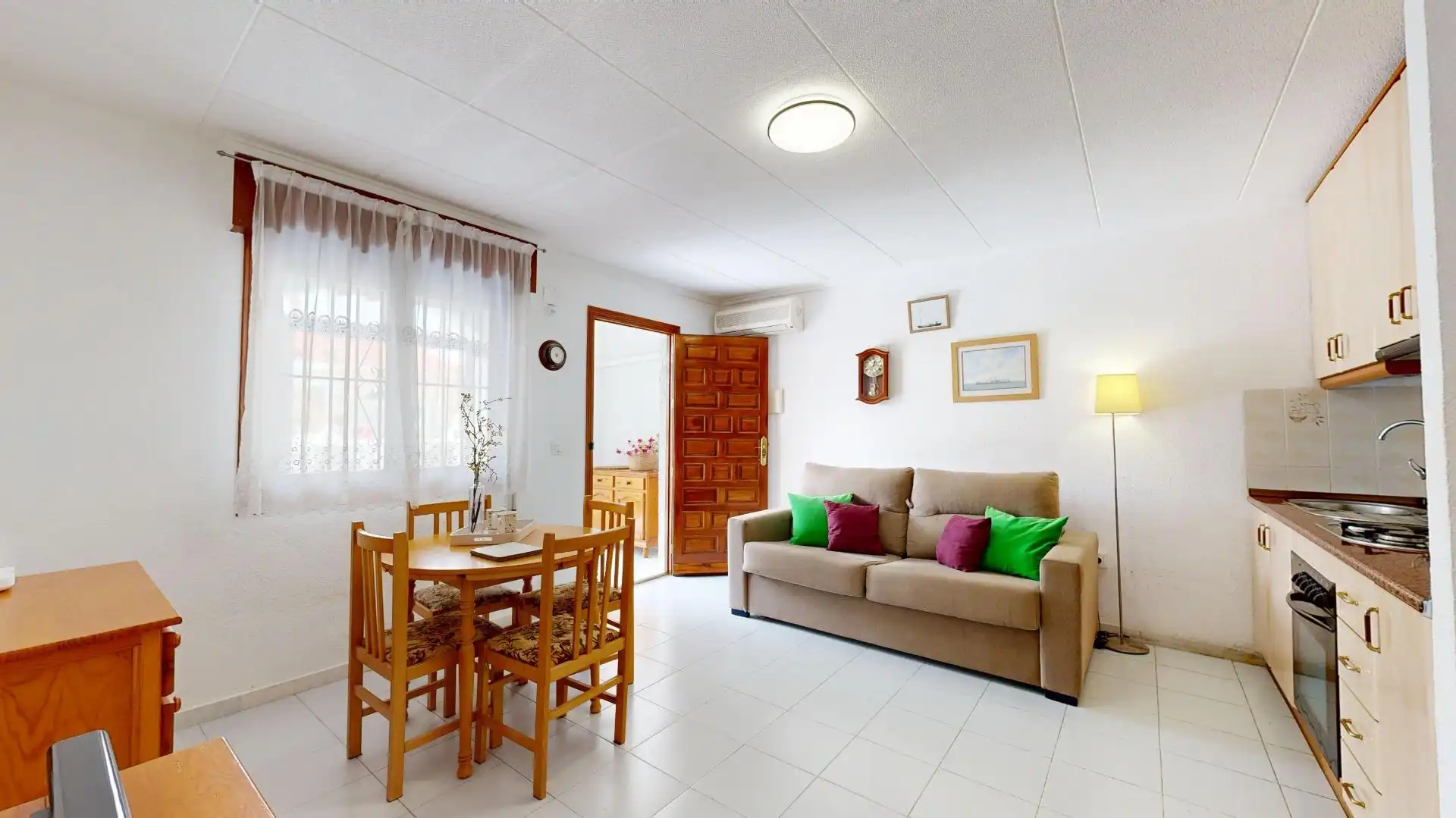 Sala d'estar de Casa adosada en venda en Torrevieja amb Aire condicionat i Terrassa