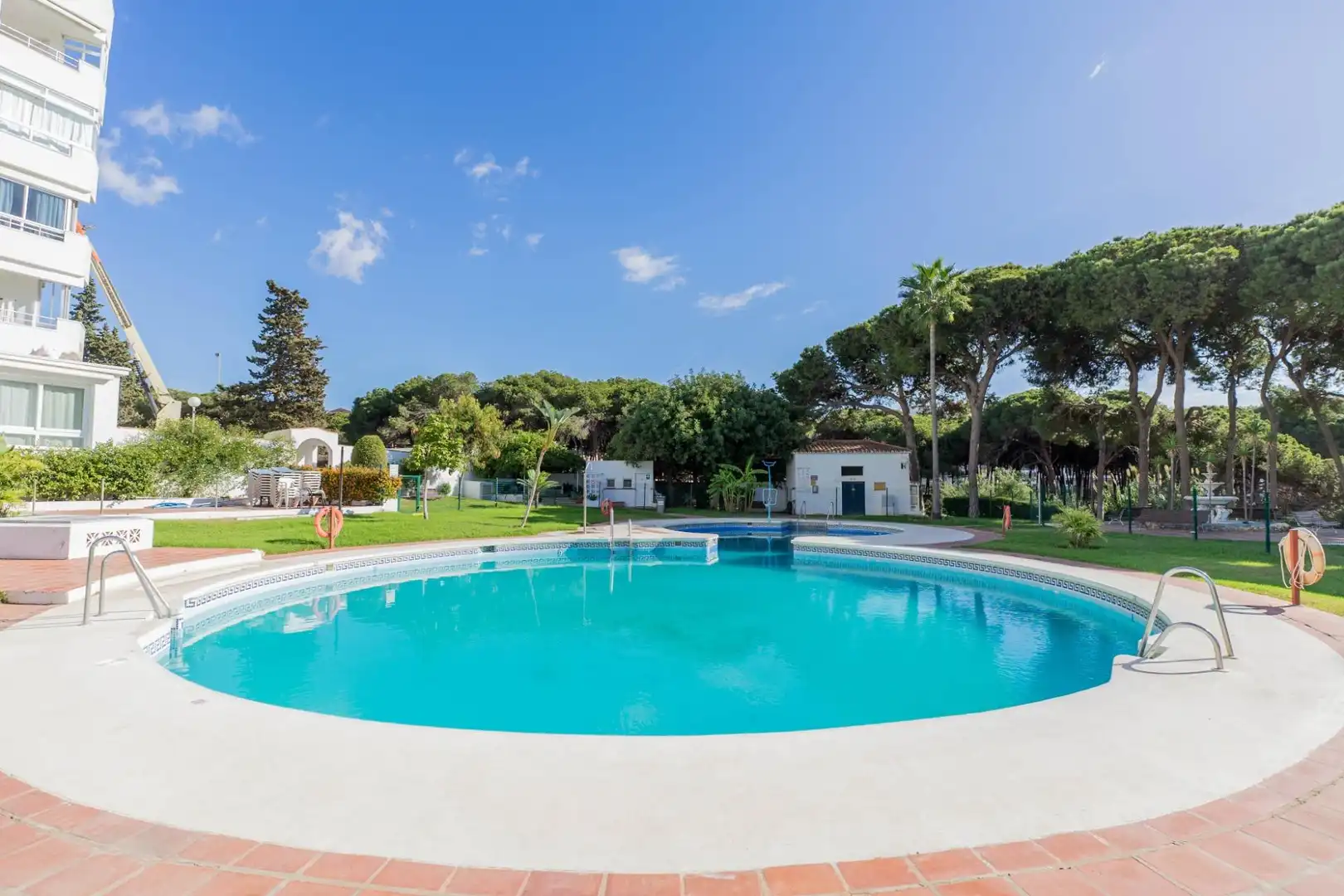 Piscina de Estudi en venda en Marbella amb Aire condicionat, Jardí privat i Moblat
