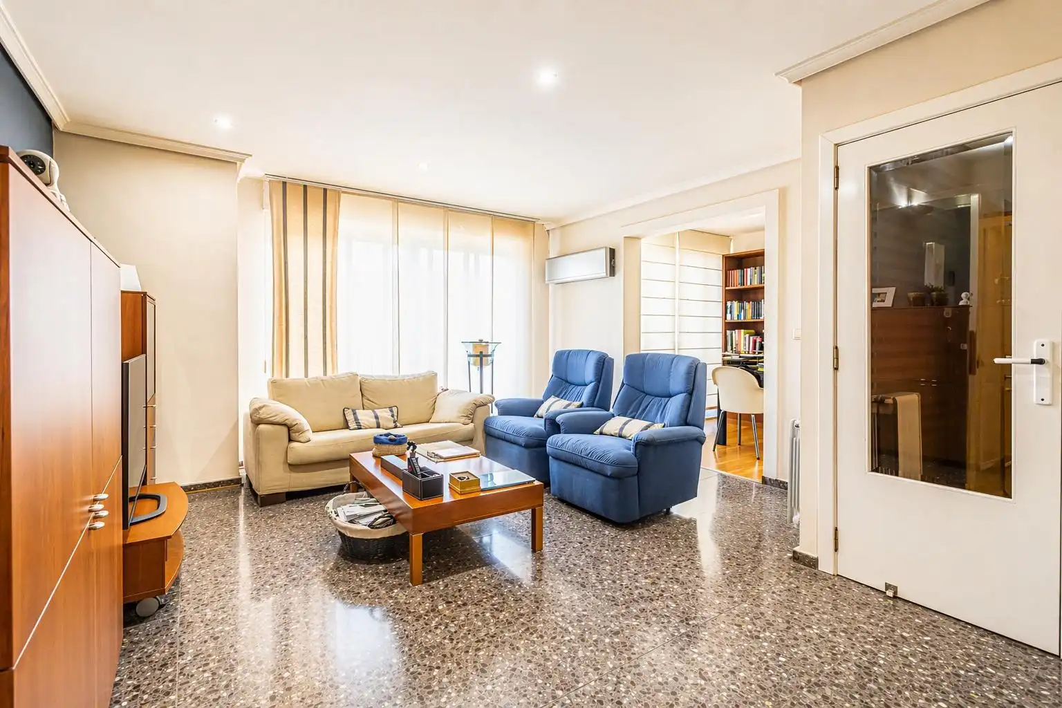Sala de estar de Casa adosada en venta en Carlet con Aire acondicionado, Trastero y Alarma
