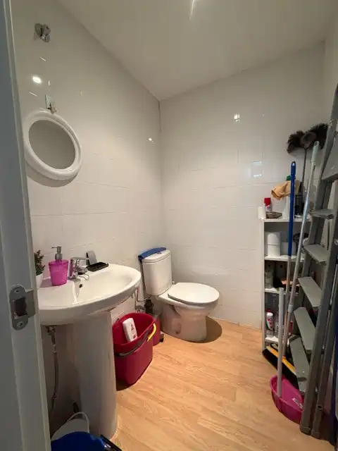 Badezimmer von Geschaftsraum zur Miete in Talavera de la Reina mit Klimaanlage und Alarm