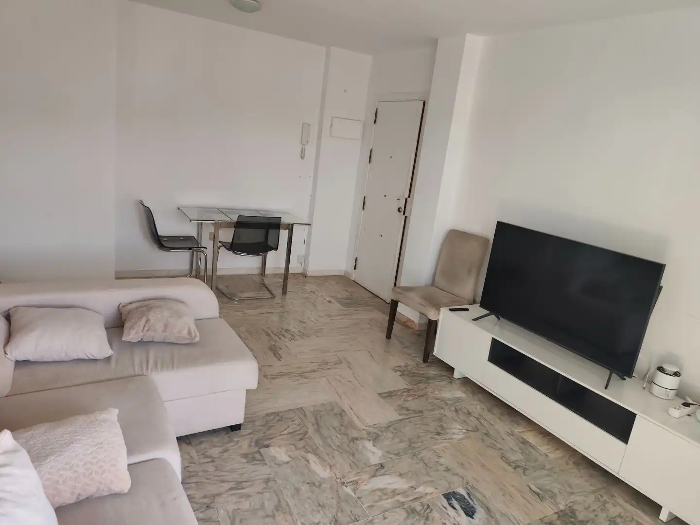 Wohnzimmer von Wohnung zur Miete in Benalmádena mit Klimaanlage, Terrasse und Balkon