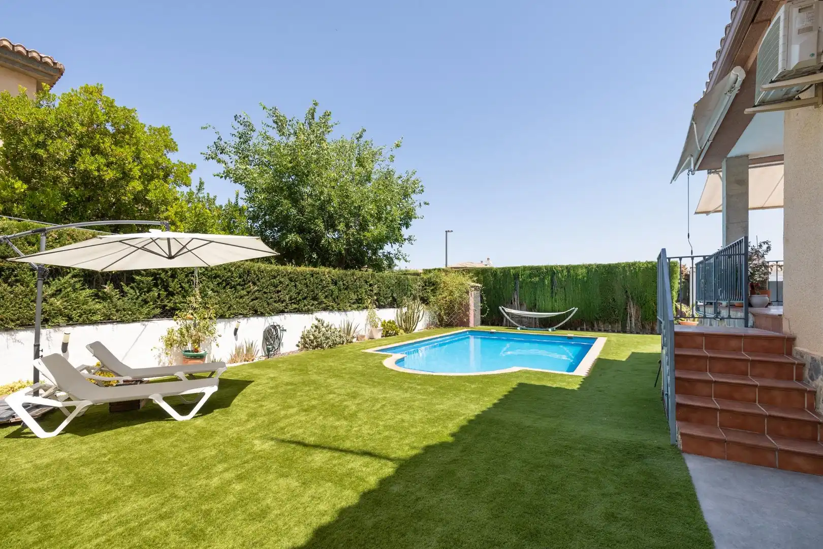 Schwimmbecken von Haus oder Chalet zum Verkauf in Villa de Otura mit Klimaanlage, Heizung und Privatgarten