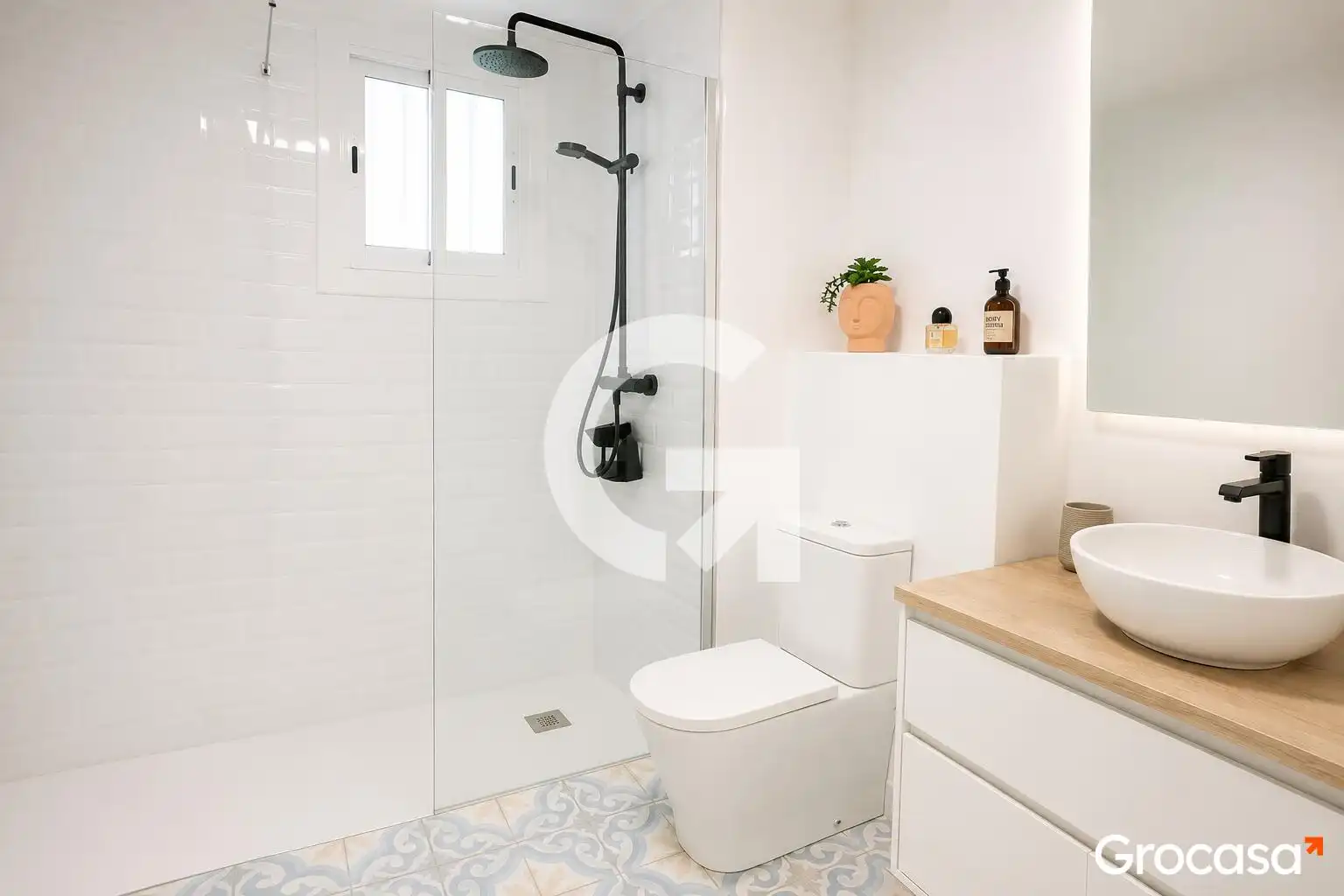 Badezimmer von Dachboden zum Verkauf in Vilanova i la Geltrú mit Klimaanlage, Heizung und Terrasse