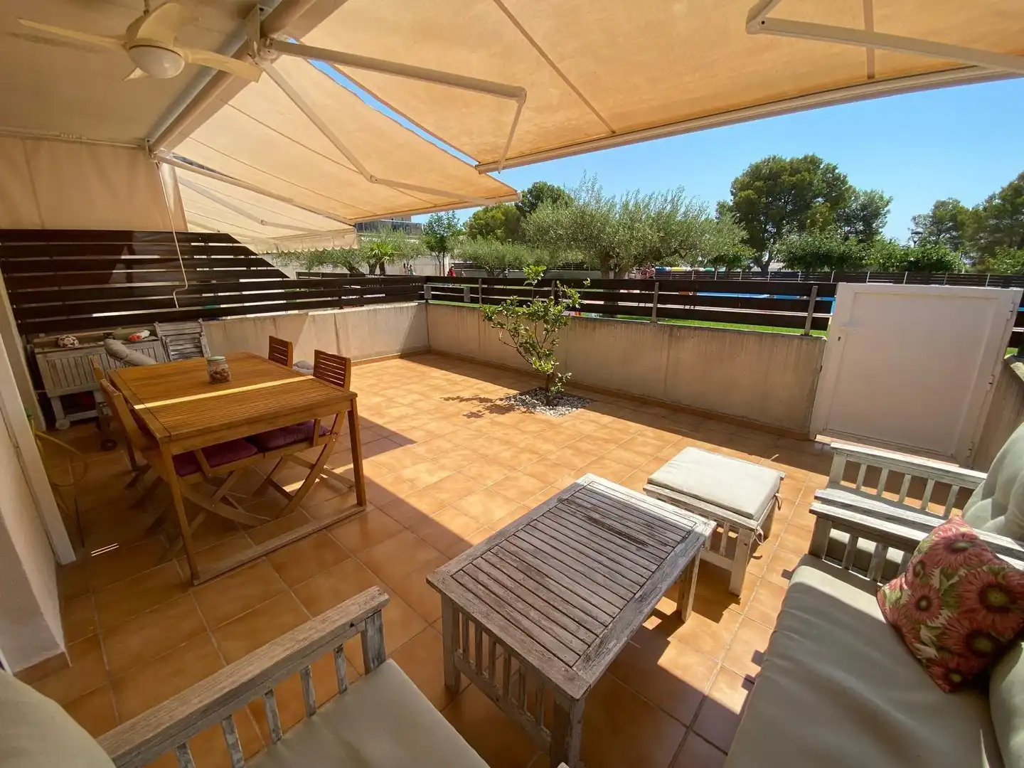 Terrasse von Einfamilien-Reihenhaus zum Verkauf in Alcanar mit Klimaanlage, Privatgarten und Abstellraum