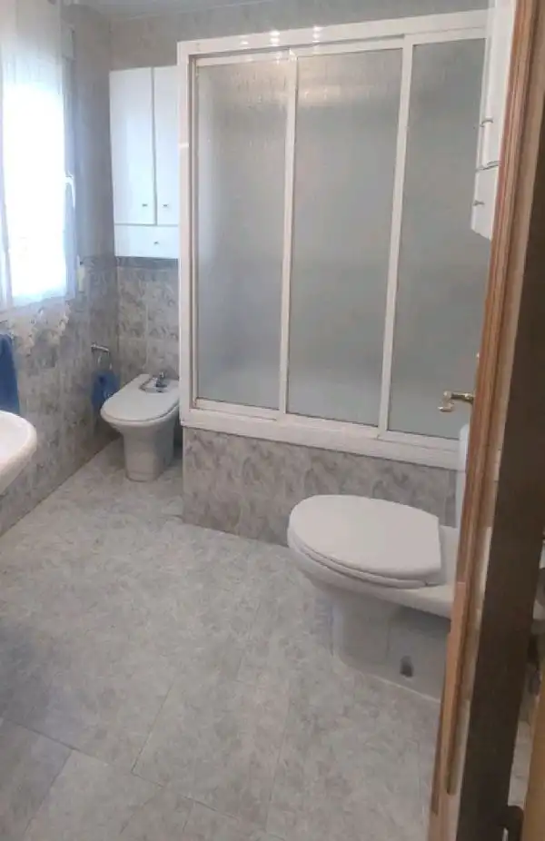 Badezimmer von Einfamilien-Reihenhaus zur Miete in Granada mit Klimaanlage, Privatgarten und Möbliert