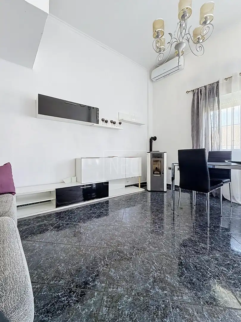 Sala d'estar de Casa adosada en venda en Las Gabias amb Aire condicionat