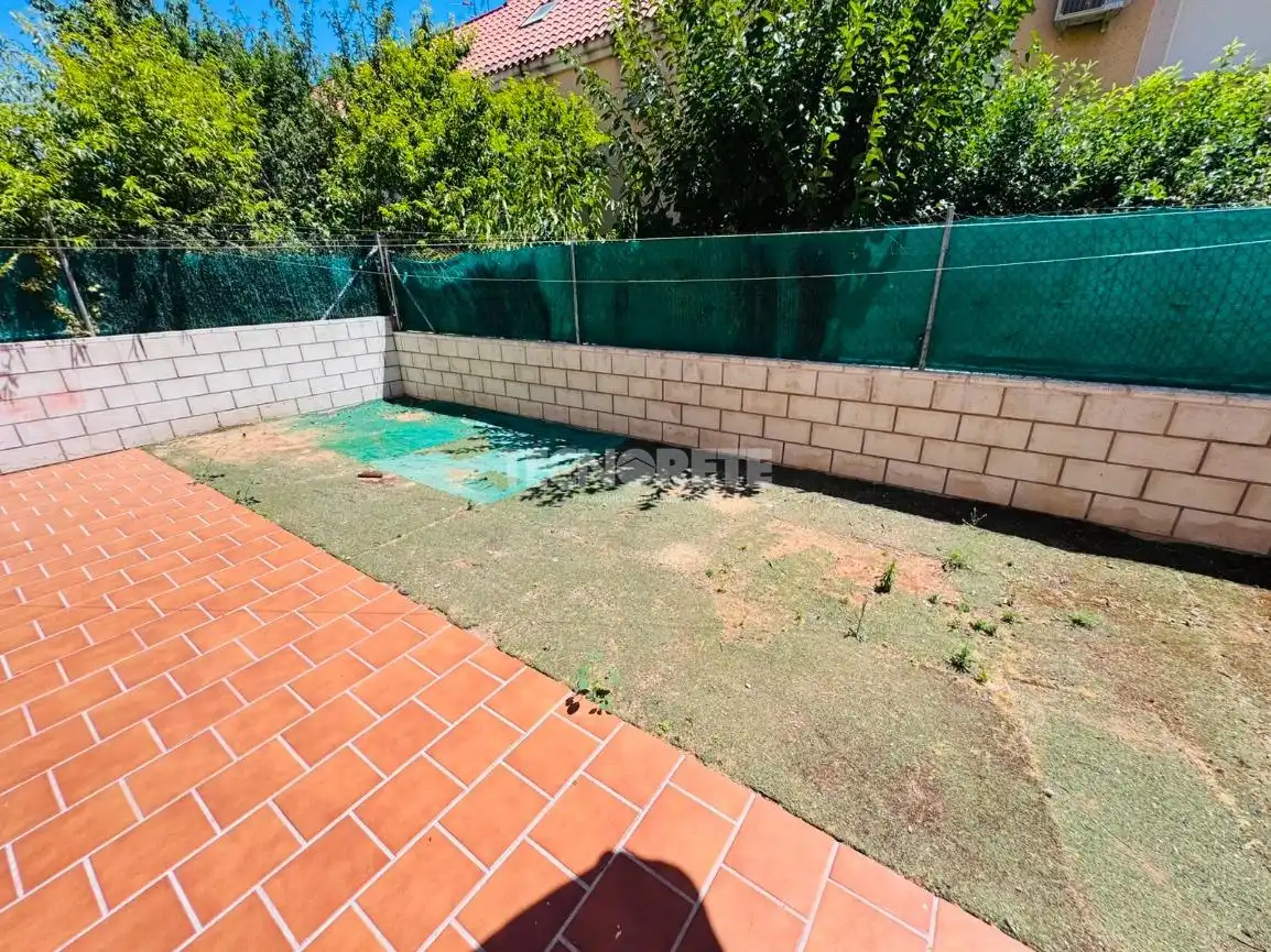 Jardí de Casa adosada en venda en Albarreal de Tajo amb Aire condicionat, Jardí privat i Terrassa